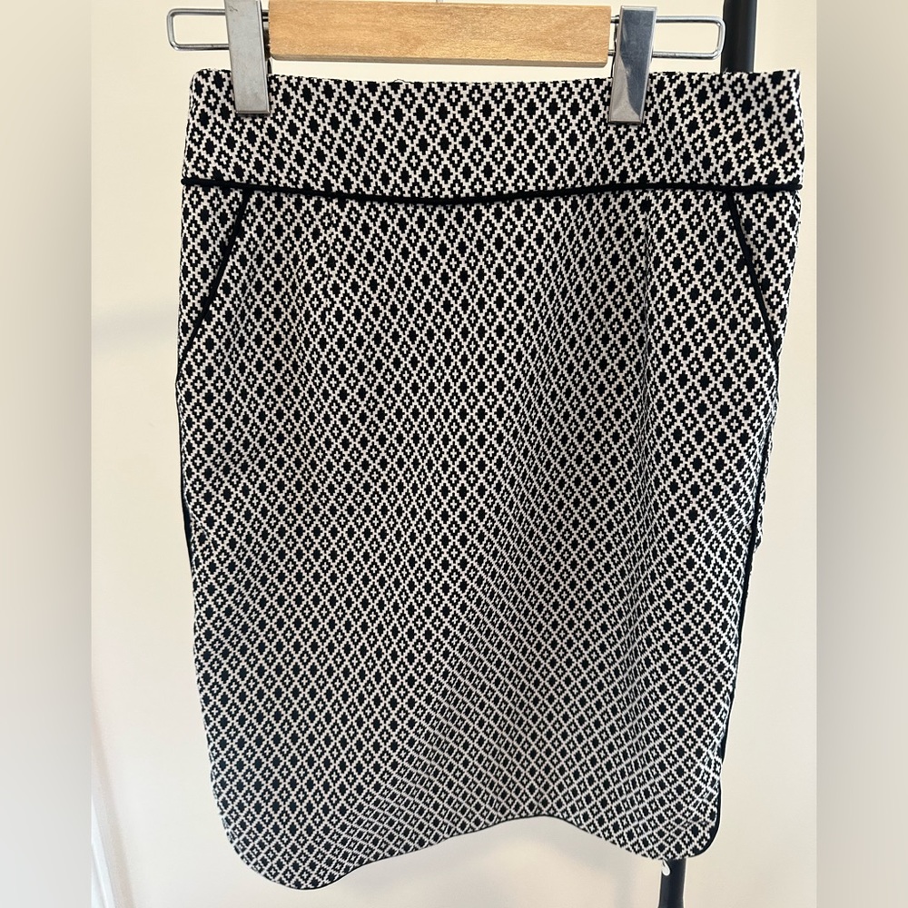 Patterned Knee Length Skirt w/ Pockets